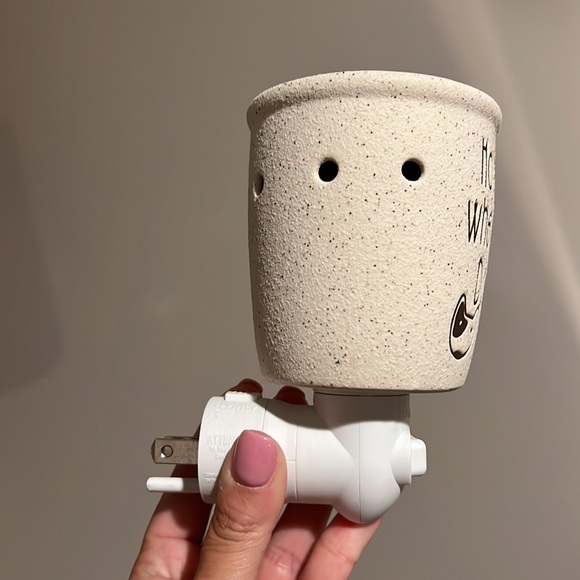 Scentsy warmer plug-in - Picture 2 of 2